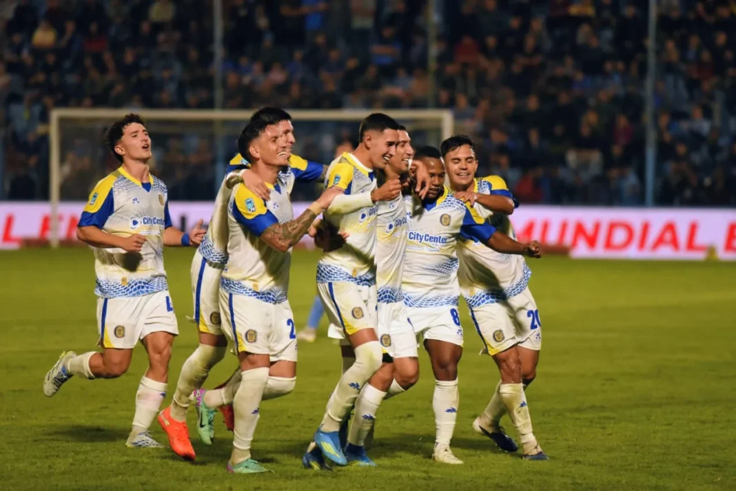 Jugadores de Rosario Central celebrando un gol durante el partido contra Estudiantes de Río Cuarto