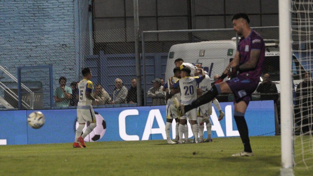 Jugadores de Rosario Central entrenando en el predio de Arroyo Seco