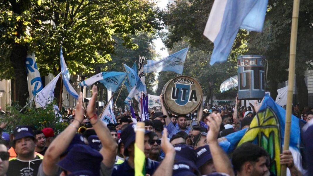 Miguel Vivas, secretario general de la CGT Rosario, habla durante un acto en la esquina de Córdoba y Moreno