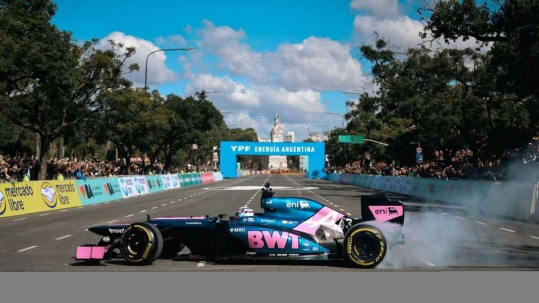 Franco Colapinto en exhibición de Fórmula 1 en Palermo, Buenos Aires, con multitud de fondo