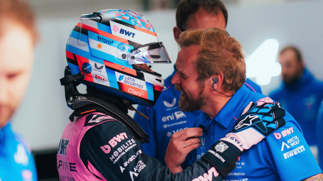 Franco Colapinto, piloto argentino de Fórmula 1, con el monoplaza Alpine A526.