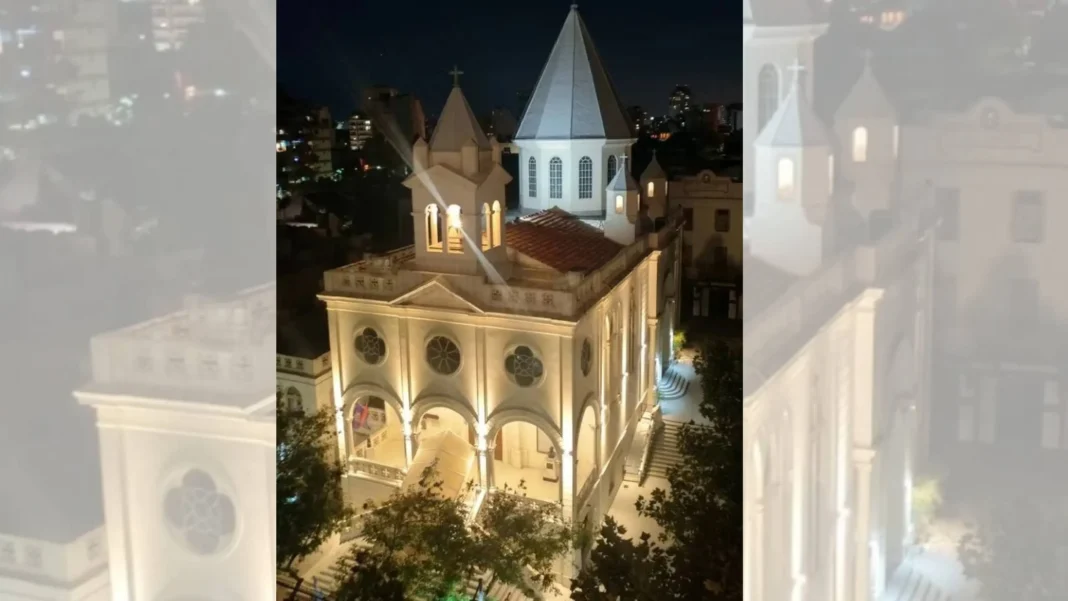 Concentración de personas en conmemoración del Genocidio Armenio frente a la Facultad de Derecho de la UBA.