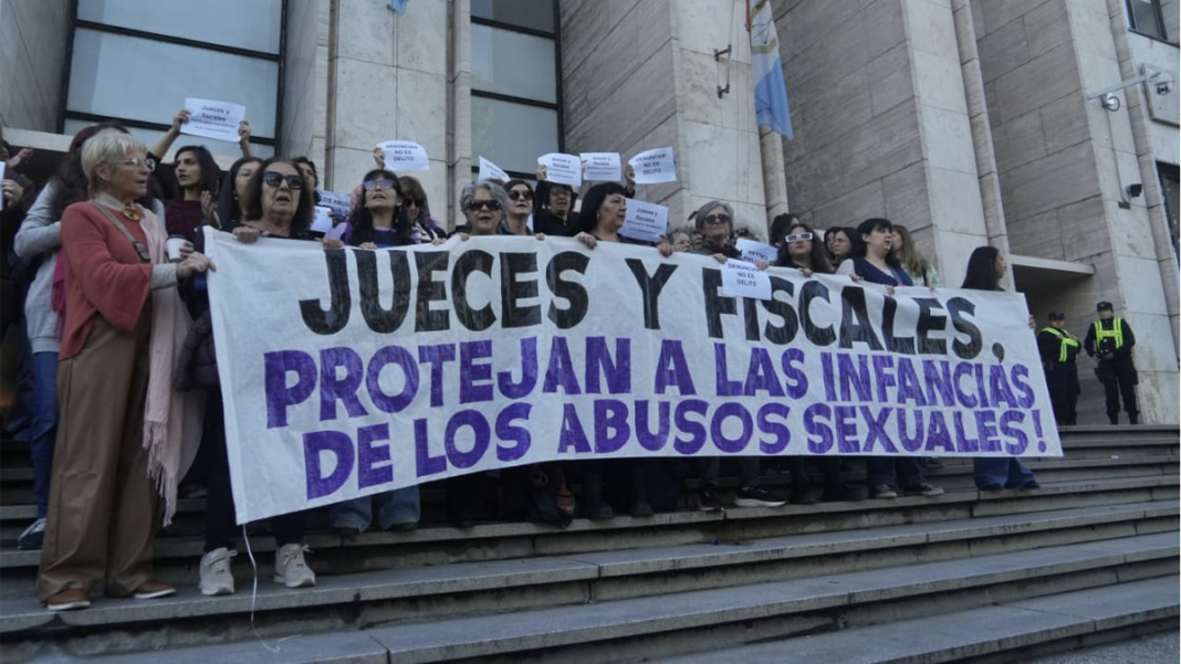 Concentración feminista frente a Tribunales de Rosario con carteles de protección a las infancias