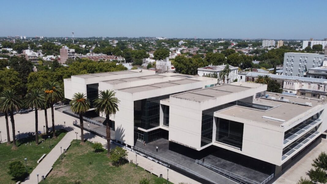 Ilustración de una balanza de la justicia frente al Palacio de Tribunales de Rosario.