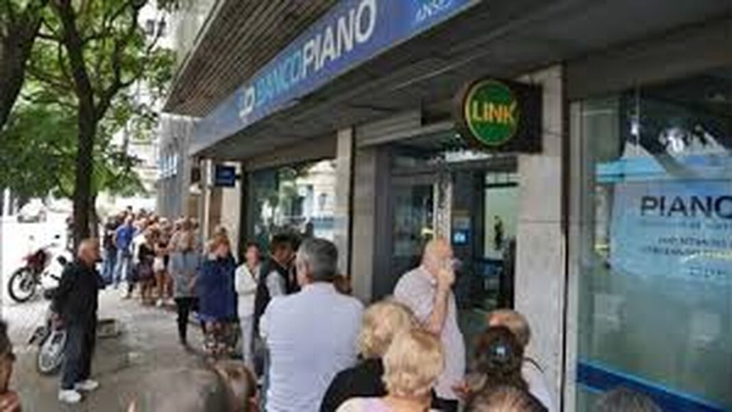 Fachada de una sucursal del Banco Piano en la ciudad de Santa Fe