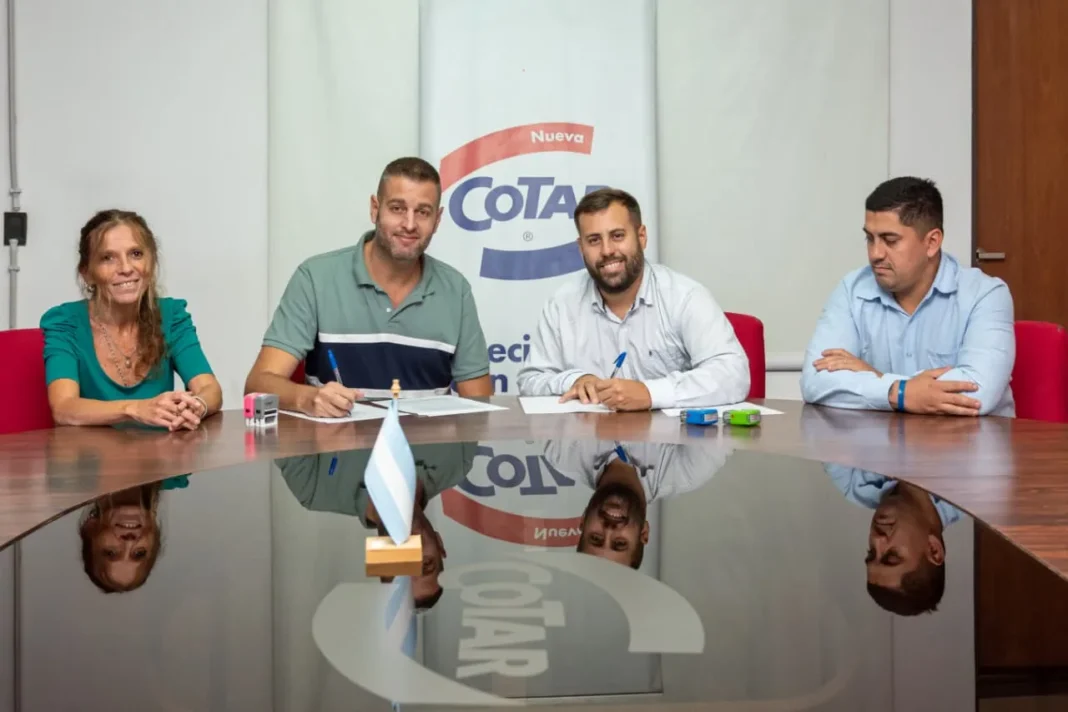 Firma del acuerdo entre representantes de la cooperativa Cotar y el Club Atlético Central Córdoba