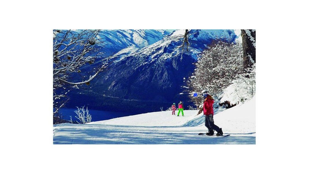 Vista del Cerro Catedral cubierto de nieve con esquiadores en las pistas