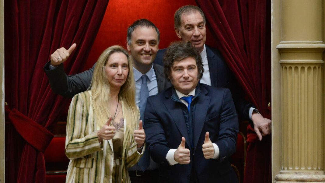 Ilustración de un hemiciclo parlamentario vacío, representando el debate político.