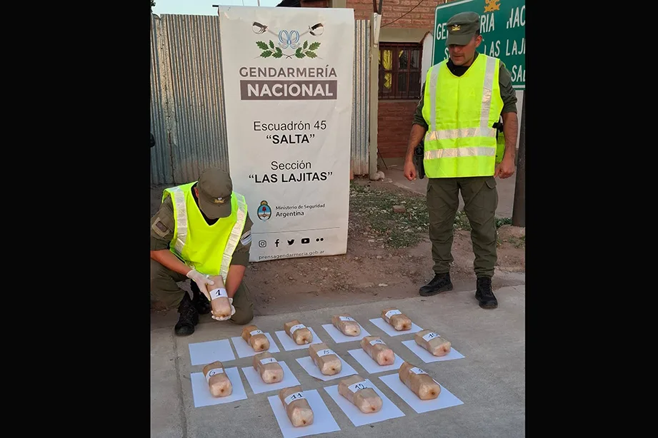 Ilustración de un operativo de seguridad en ruta, representando el desbaratamiento de una banda de narcotráfico.