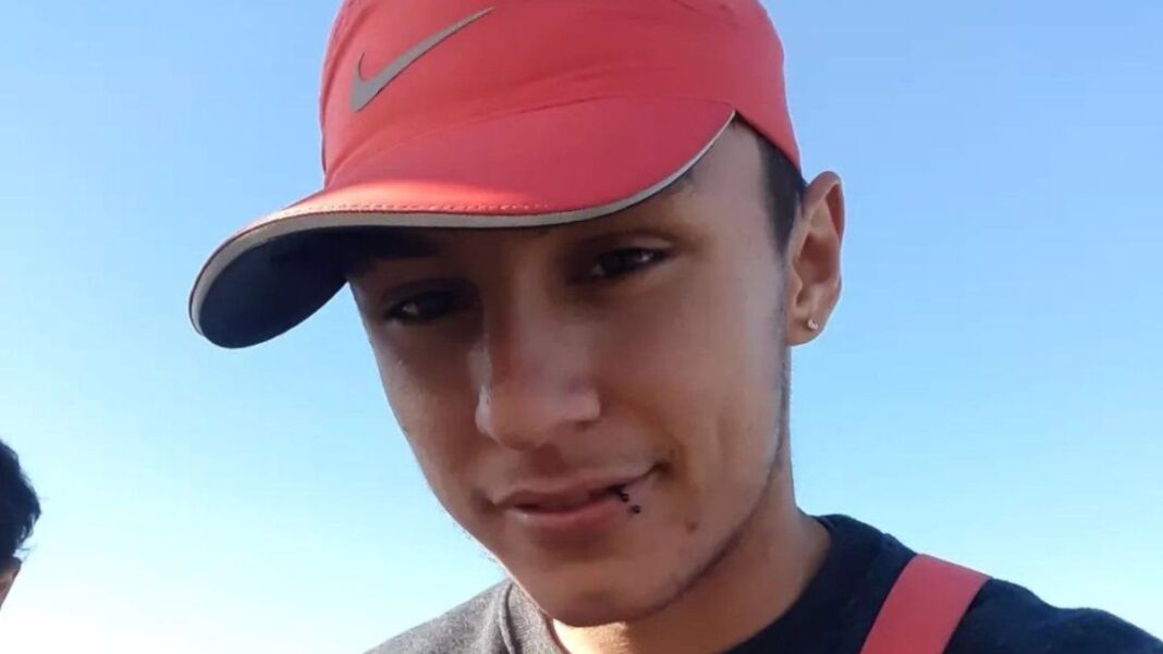 Ilustración de un centro de monitoreo con pantallas de seguridad