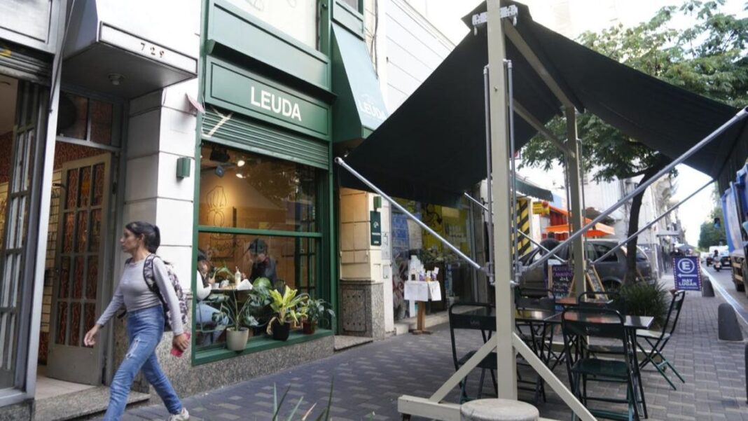 Fachada de un bar en el centro de la ciudad de Rosario