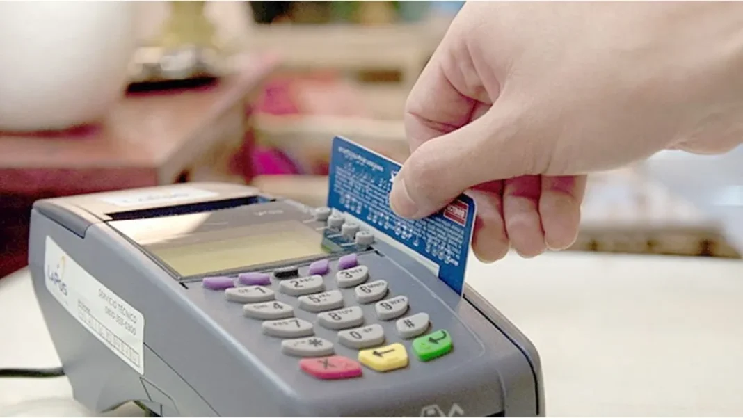 Ilustración de una tarjeta de crédito con un símbolo de advertencia, representando un caso de estafa.