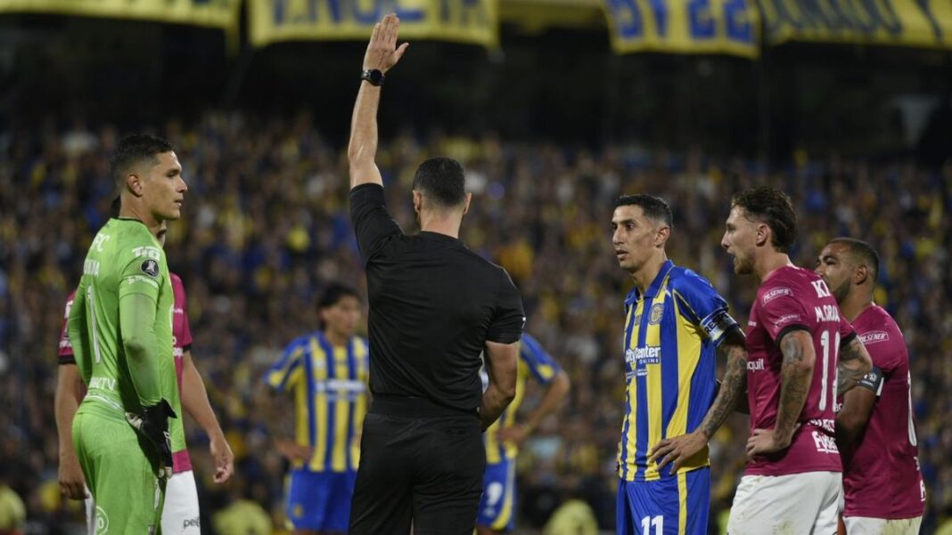 Ángel Di María, capitán de Rosario Central, durante el partido por la Copa Libertadores.