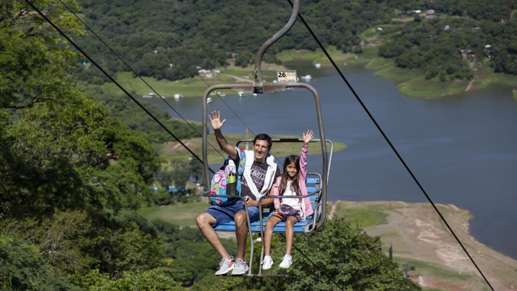 Vista panorámica del Dique Celestino Gelsi rodeado de montañas y vegetación en El Cadillal, Tucumán.