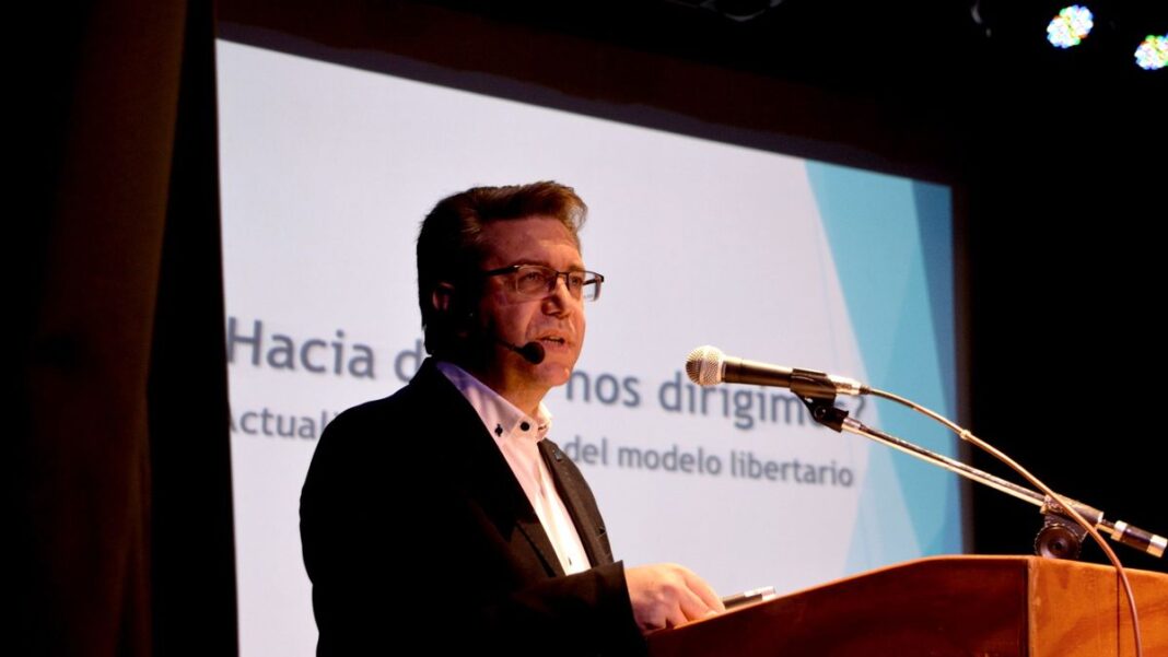Cristian Módolo, economista, durante una entrevista o conferencia.