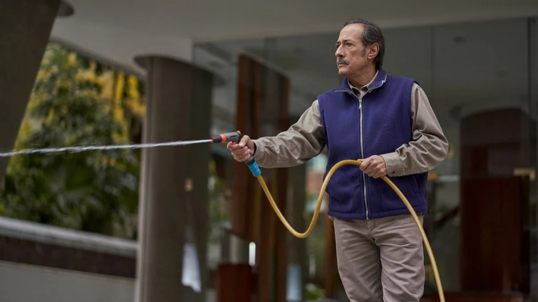 Eliseo, personaje de la serie El Encargado, en una imagen promocional de la cuarta temporada