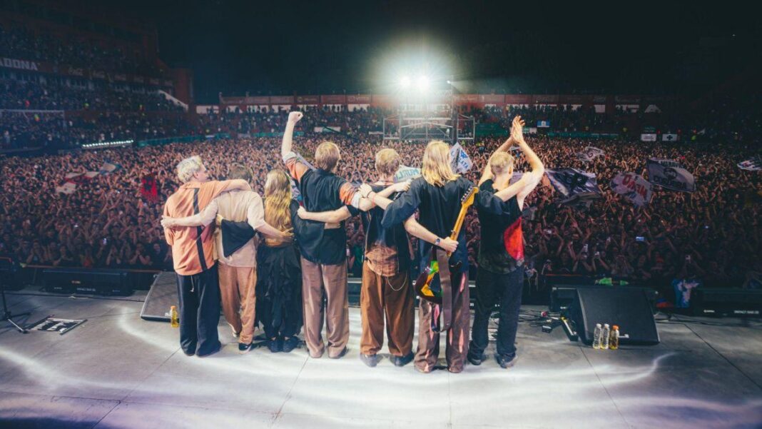 Integrantes de la banda El Plan de la Mariposa en un concierto en vivo.