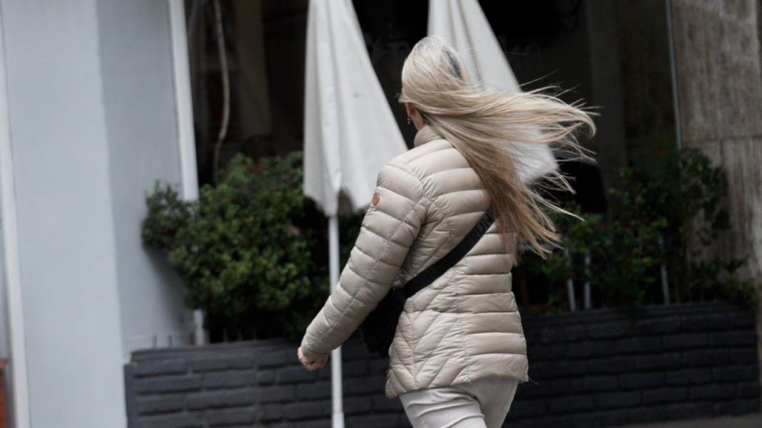 Cielo nublado y lluvia en Rosario durante alerta amarillo por vientos fuertes