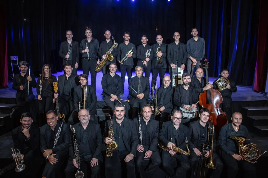 Ensamble Municipal de Vientos durante una presentación musical al aire libre en Santa Fe