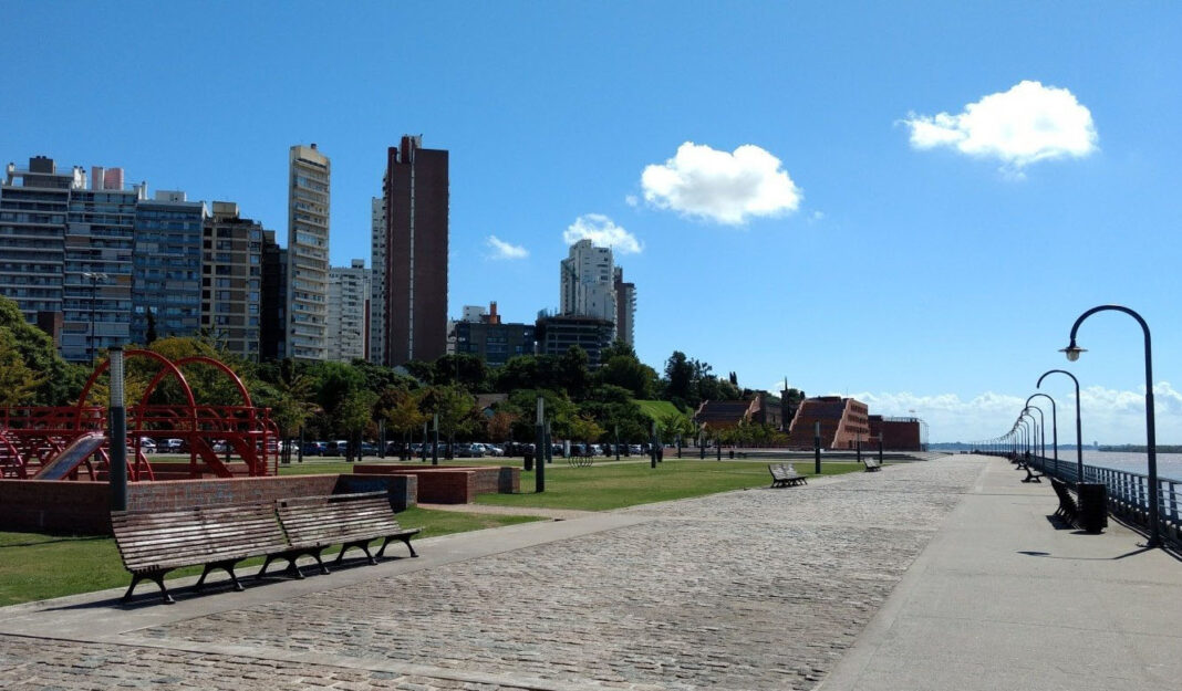 Cielo nublado sobre la ciudad de Rosario con viento y temperaturas otoñales