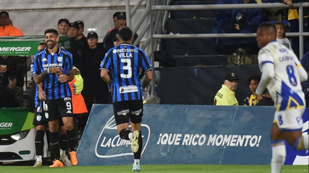 Jugador de Rosario Central en acción durante un partido en el Estadio Gigante de Arroyito.