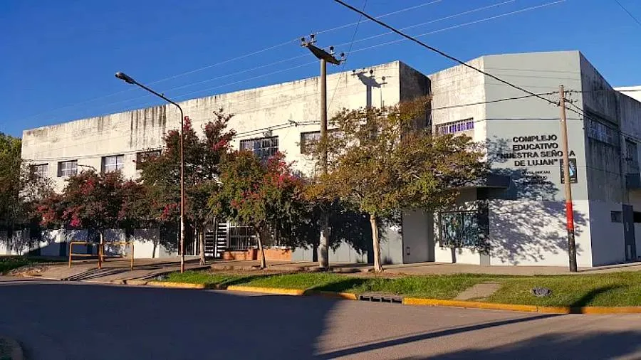 Fachada de la escuela Nuestra Señora del Luján en Pérez, Santa Fe