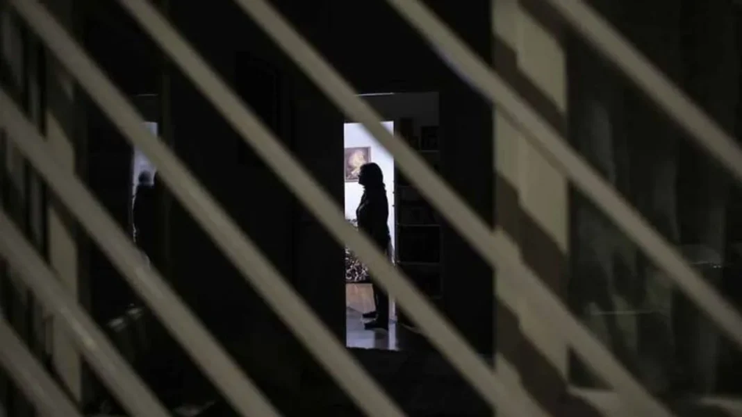 Especialistas en salud mental analizan documentos legales en una mesa de trabajo