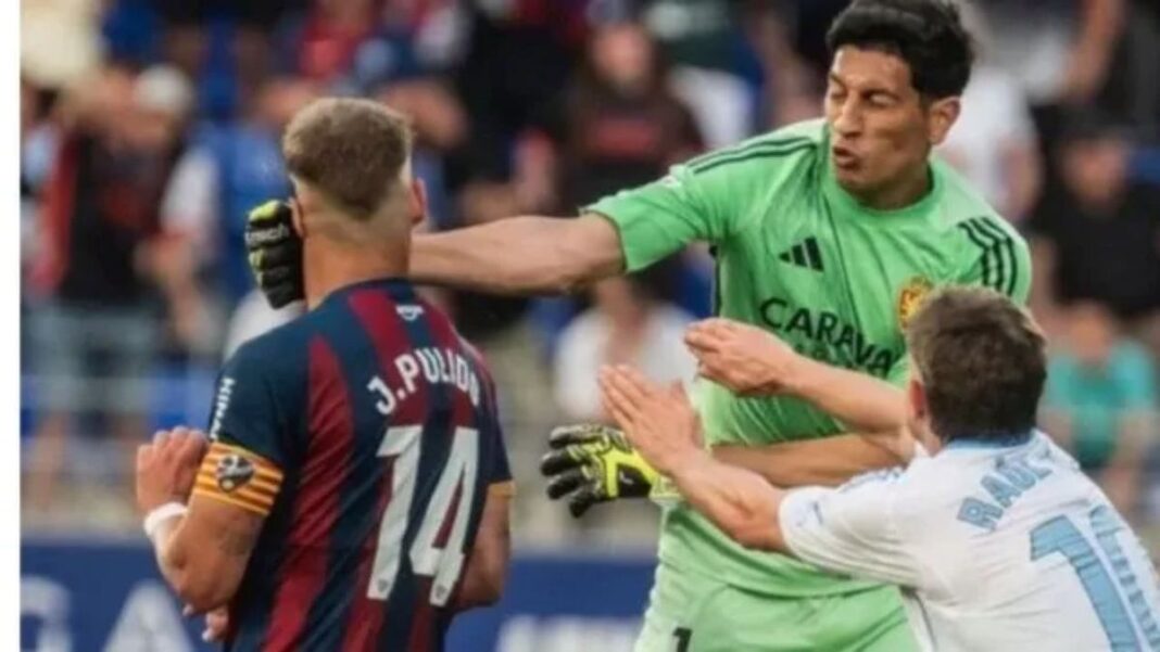 Esteban Andrada, arquero argentino, durante un partido con Real Zaragoza