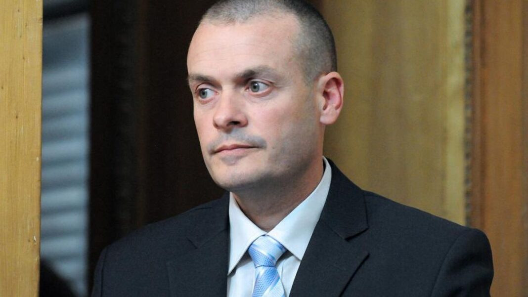 Ilustración de una balanza de justicia con el perfil de la ciudad de Rosario al fondo.