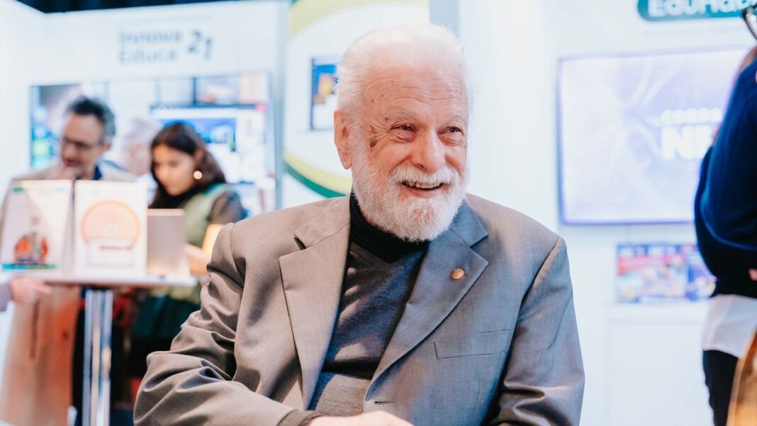 Francesco Tonucci, pedagogo italiano, durante una conferencia sobre ciudades y niños.
