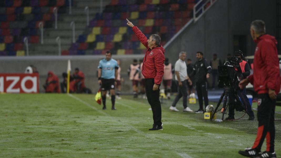 Frank Kudelka, director técnico de Newell's Old Boys, en una conferencia de prensa.