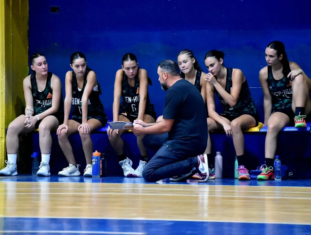 Ilustración de una jugadora de fútbol femenino con los colores de la bandera de Santa Fe de fondo.