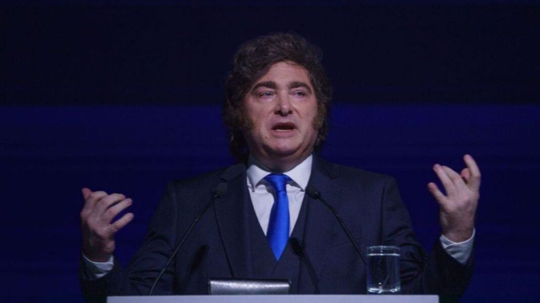 El presidente Javier Milei durante un discurso en un evento empresarial.