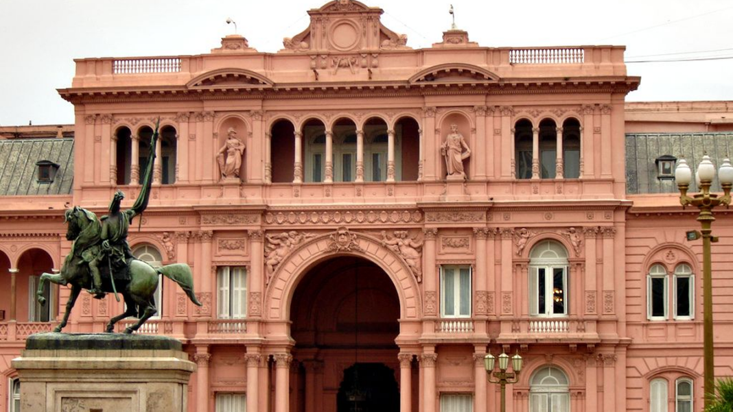 Fachada de la Casa Rosada con valla y personal de seguridad