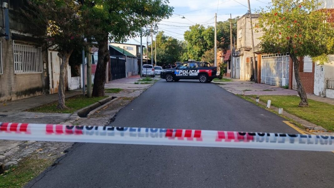 Operativo policial en las inmediaciones de la Escuela Luis Rullán, en el norte de Rosario.