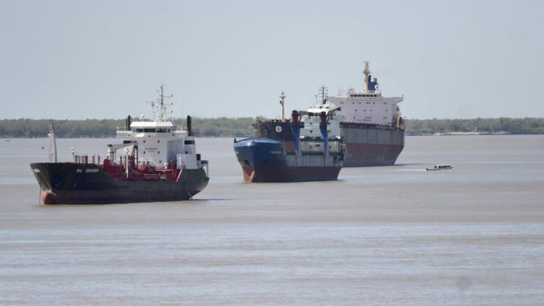 Mapa esquemático de la Hidrovía Paraná-Paraguay con íconos de barcos y grúas.