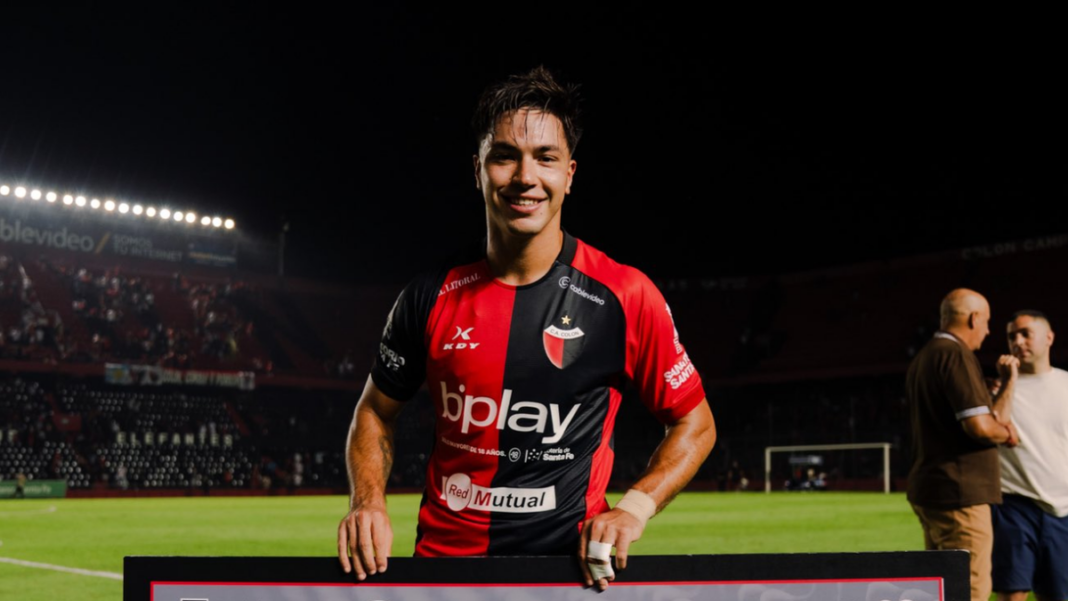 Ignacio Lago, jugador de Colón de Santa Fe, en acción durante un partido de fútbol.