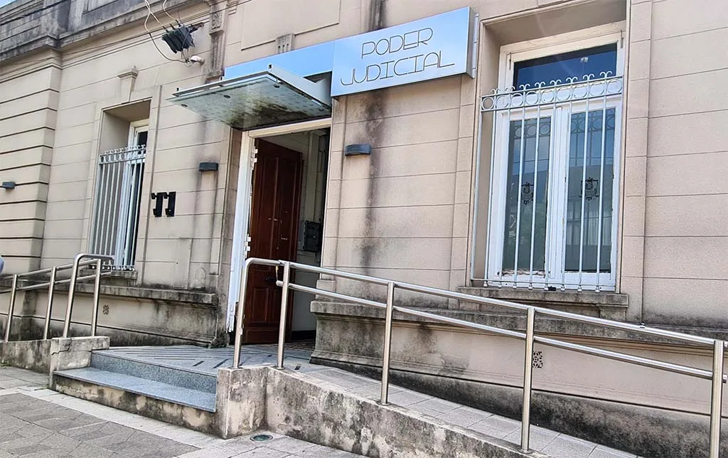 Fachada de escuela secundaria en Llambi Campbell, Santa Fe