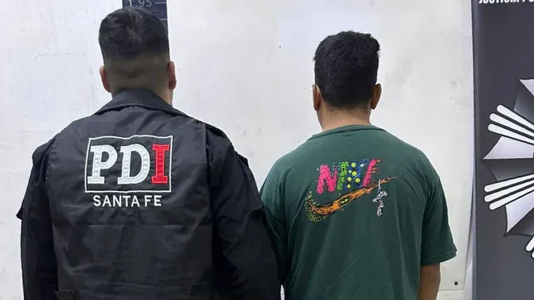 Ilustración de un juez golpeando un martillo sobre documentos legales, representando un fallo judicial.