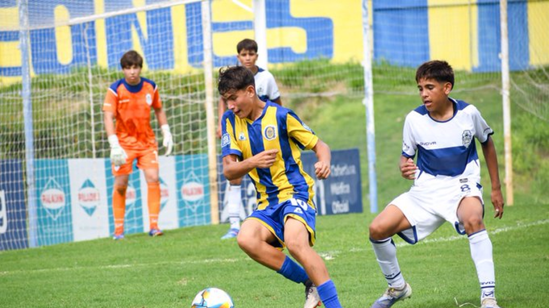 Jugadores juveniles de Rosario Central en partido de inferiores de AFA