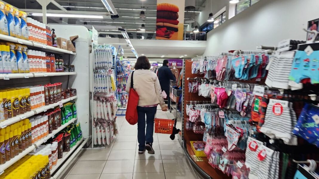 Gráfico de inflación con símbolos de precios en alza, representando el informe del INDEC de marzo.