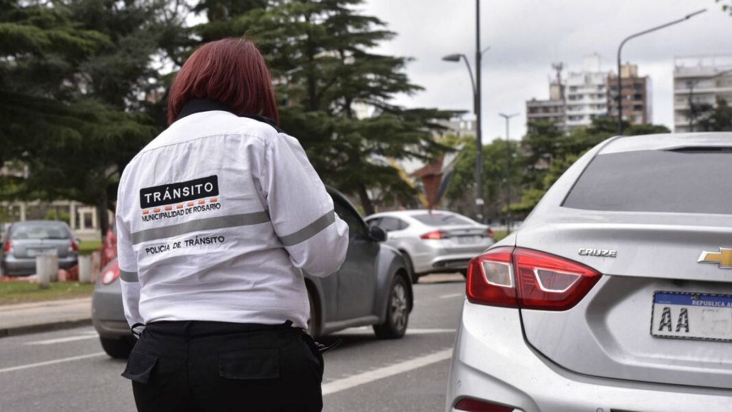 Agente de tránsito en Rosario supervisando una tarea comunitaria de un infractor vial
