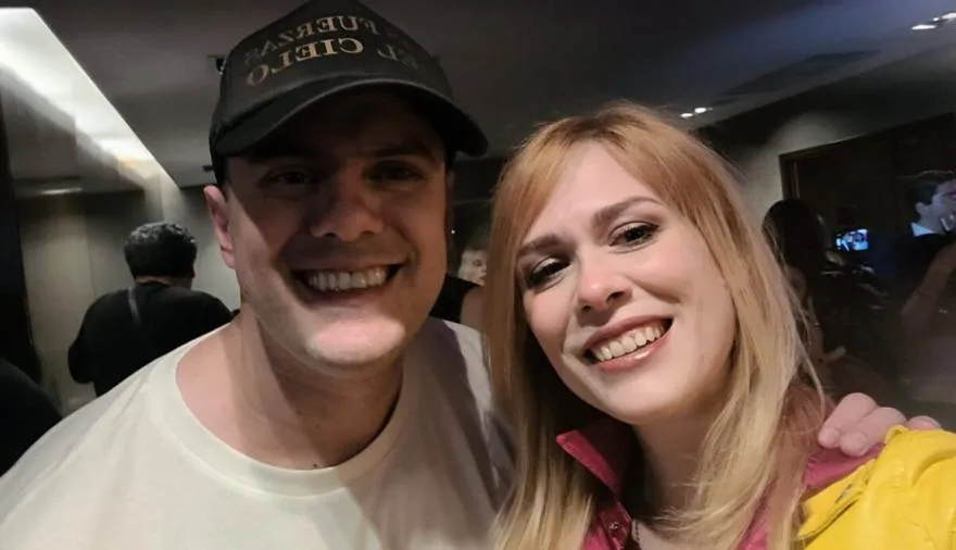 Ilustración de un debate político en redes sociales con logos de plataformas digitales.