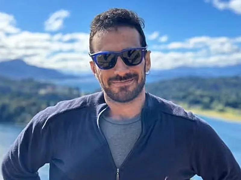 Ilustración de un estetoscopio y frascos de medicamentos sobre una mesa clínica.