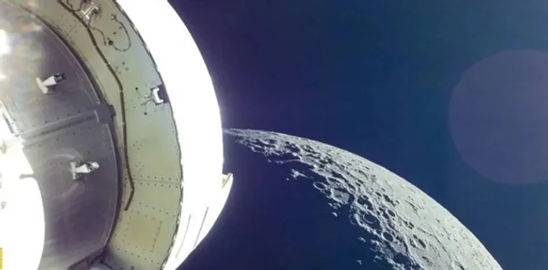 Ilustración de la nave Orion realizando la maniobra de inyección translunar hacia la Luna.