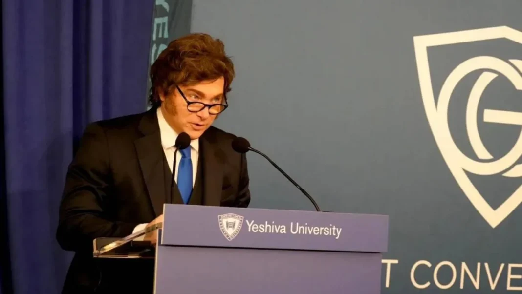 Bandera de Irán y de Argentina con un símbolo de tensión diplomática entre ambas naciones.