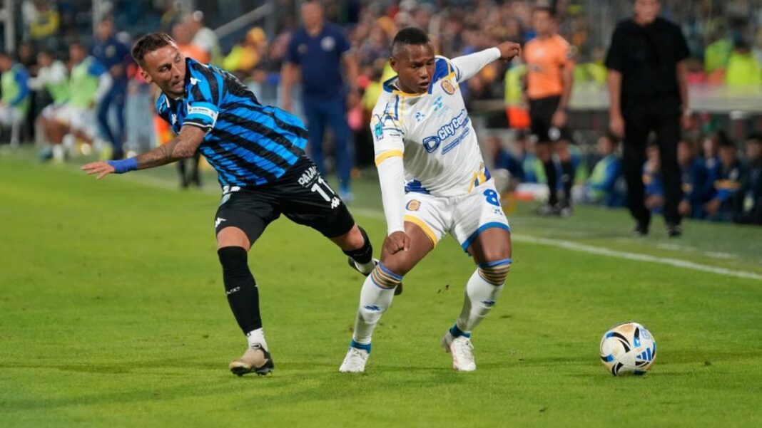 Jaminton Campaz, jugador de Rosario Central, en acción durante el partido ante Atlético Tucumán.