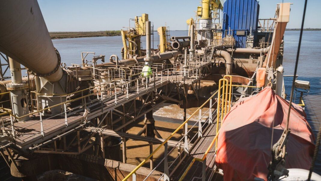 Logotipo de la empresa Jan De Nul junto a una representación gráfica de la Hidrovía Paraná-Paraguay.