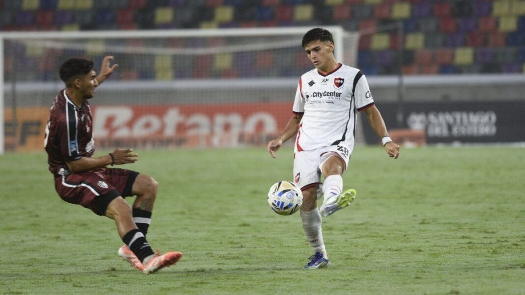 Jerónimo Russo, jugador de Newell's Old Boys, en acción durante un partido.