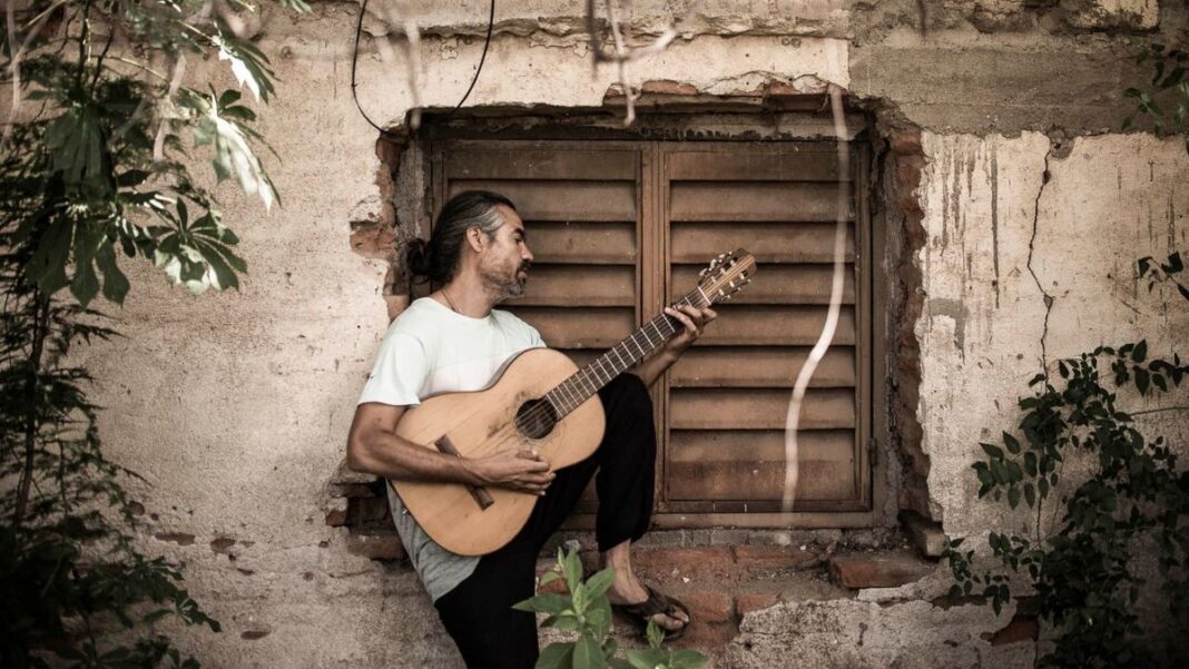 José Luis Aguirre, músico folklórico, en presentación en vivo.